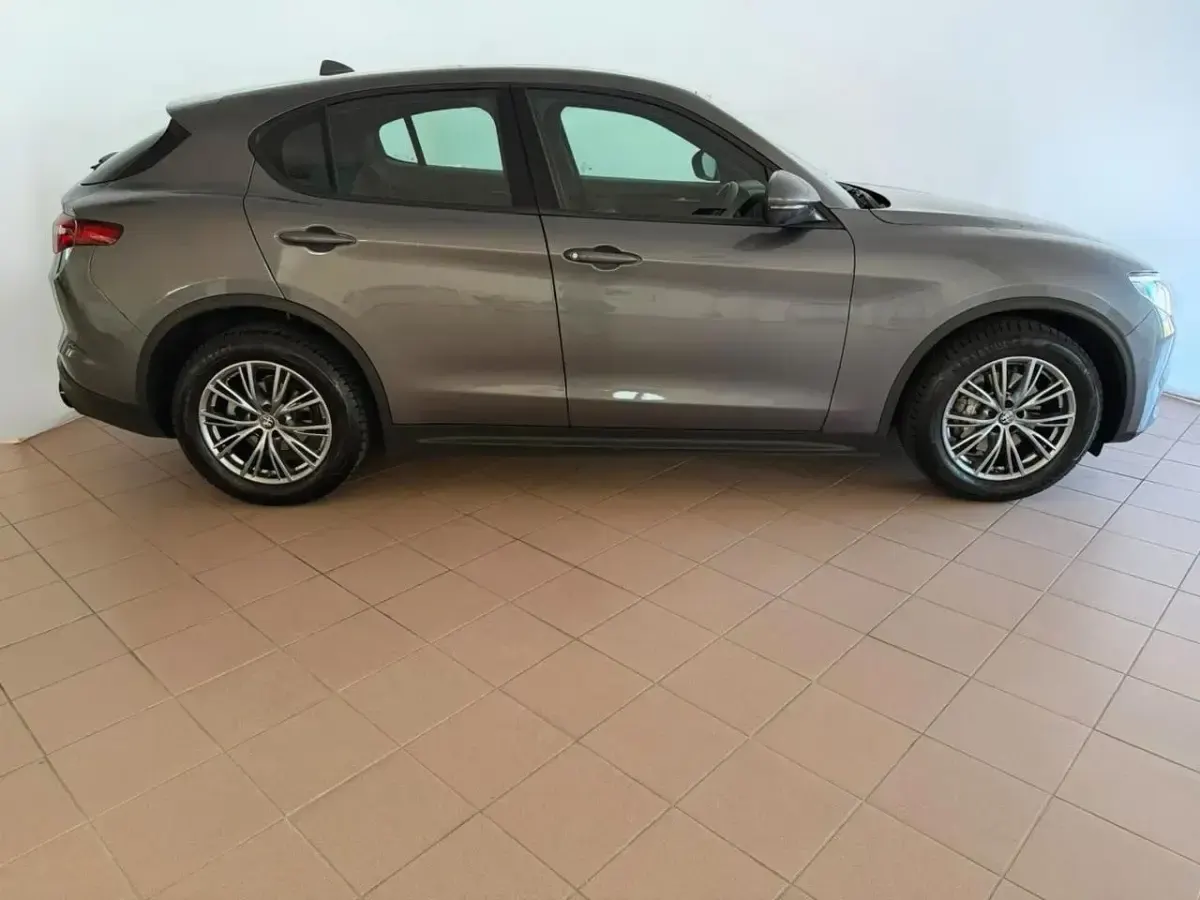 Second-hand Alfa Romeo Stelvio Business 160 CP (117 kW) 2022 Gri SUV