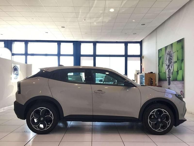 Usata Alfa Romeo Junior 114 kW (156 CV) 2025 Beige SUV