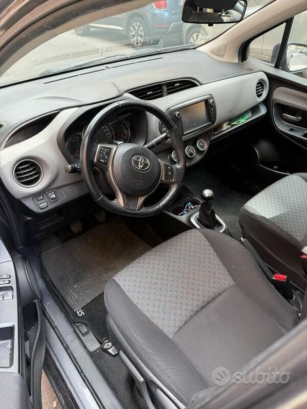 Usata Toyota Yaris 69 CV (50 kW) 2015 Grigio Berlina