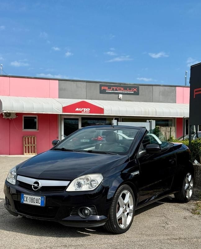 Usata Opel Tigra Sport 69 CV (50 kW) 2006 Nero Cabrio
