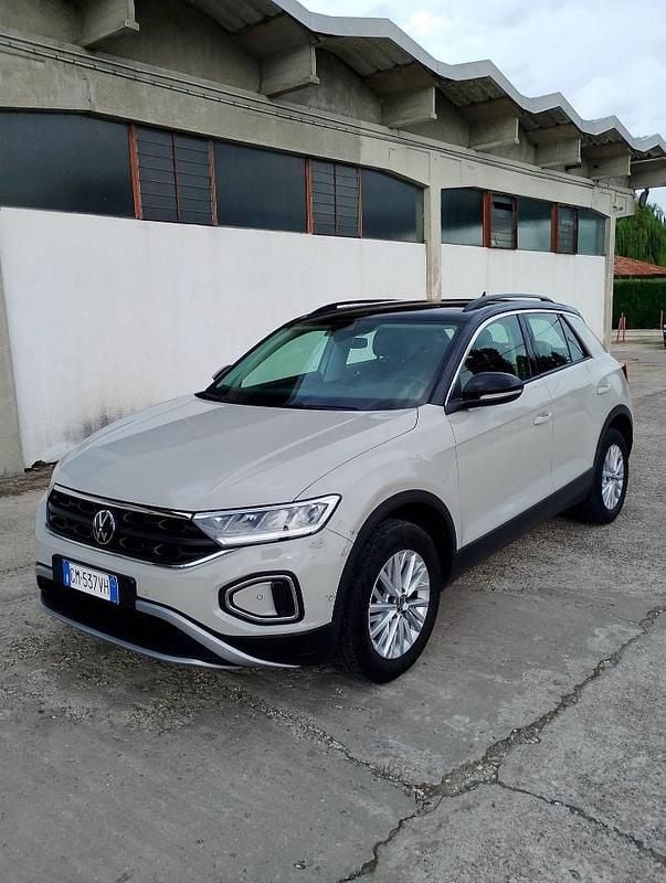 Beige Usata 2023 VW T-Roc Life SUV | 20.900 € (Buon prezzo) - Immagine 1/4