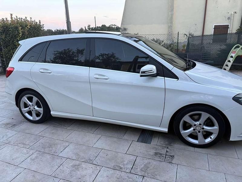 Usata Mercedes B180 Premium 109 CV (80 kW) 2014 Bianco Monovolume