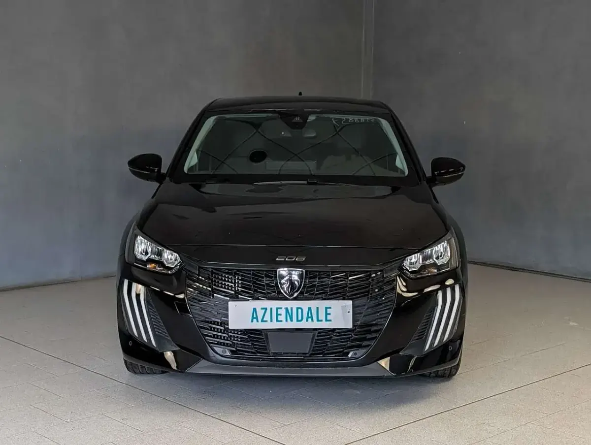 Usata Peugeot 208 Allure 101 CV (74 kW) 2025 Nero Utilitaria