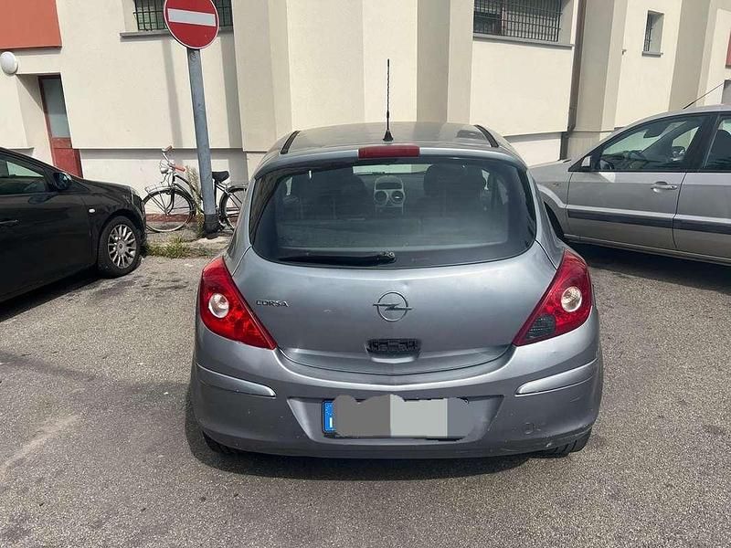 Usata 2009 Opel Corsa Tre volumi | 1700 € (Buon prezzo) - Immagine 1/4