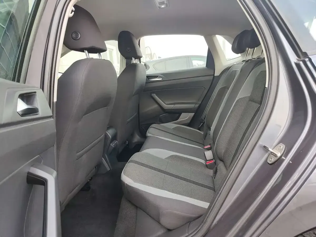 Usado VW Polo 95 CV (69 kW) 2023 Gris Utilitario