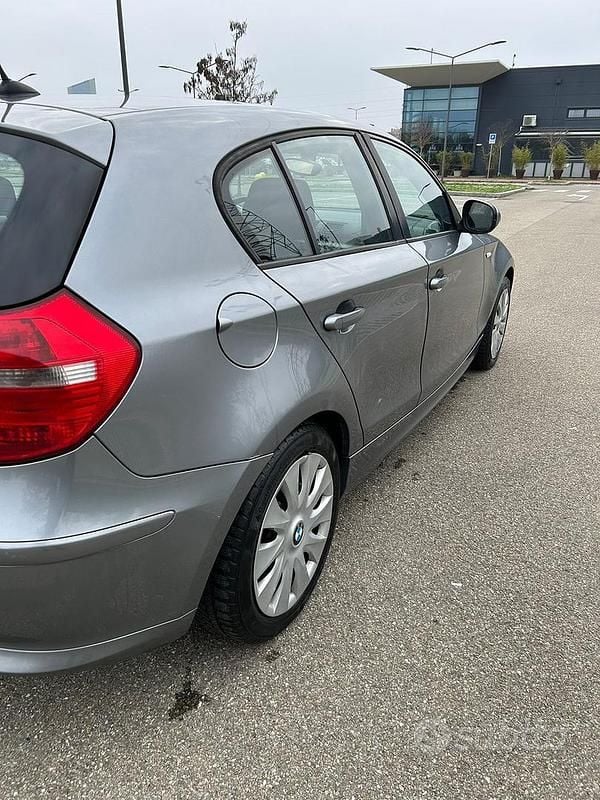 Usata BMW 118 143 CV (105 kW) 2010 Grigio Utilitaria
