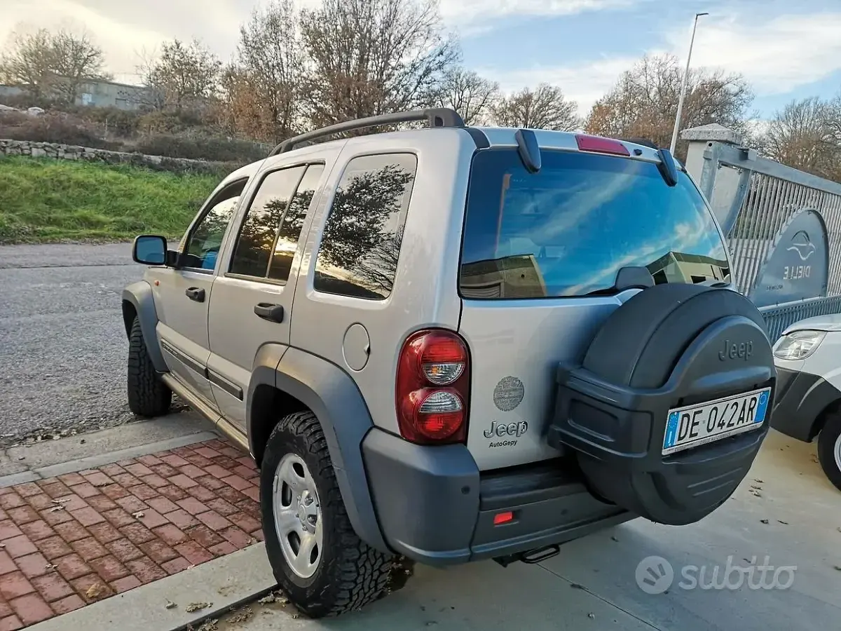 Usata Jeep Cherokee Sport 163 CV (119 kW) 2006 Grigio SUV