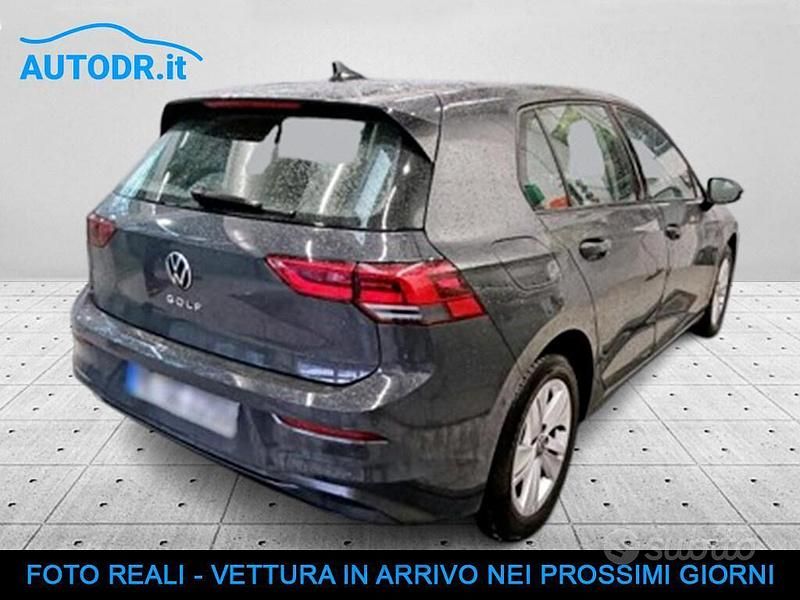 Usata VW Golf VIII Life 131 CV (96 kW) 2022 Grigio Berlina