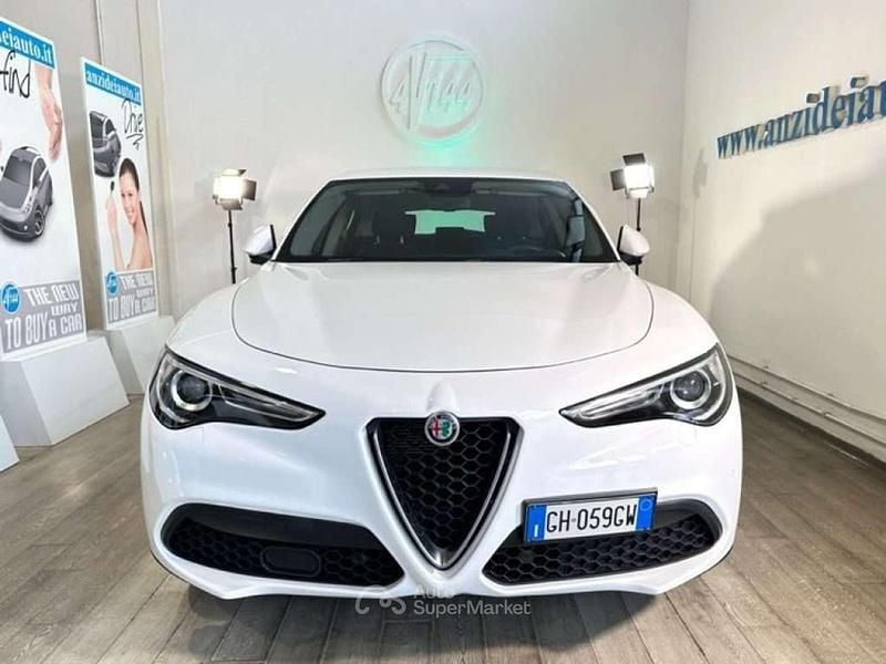 Usata Alfa Romeo Stelvio Business 160 CV (117 kW) 2021 Bianco pastello SUV