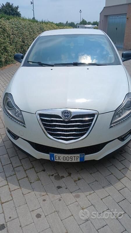 Bianco Usata 2011 Lancia Delta Due volumi | 2700 € (Buon prezzo) - Immagine 1/4