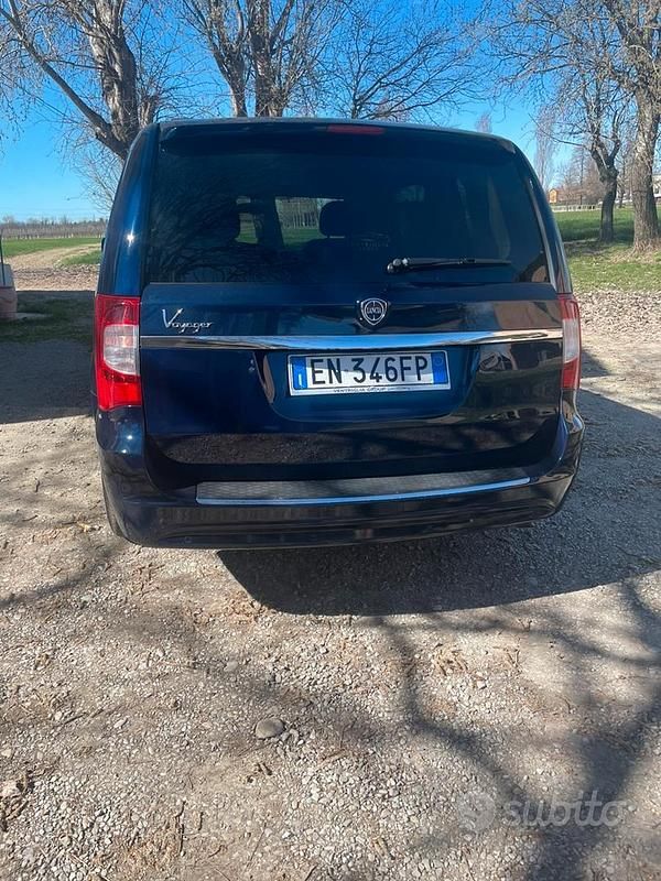 Usata Lancia Voyager 177 CV (130 kW) 2012 Blu Monovolume