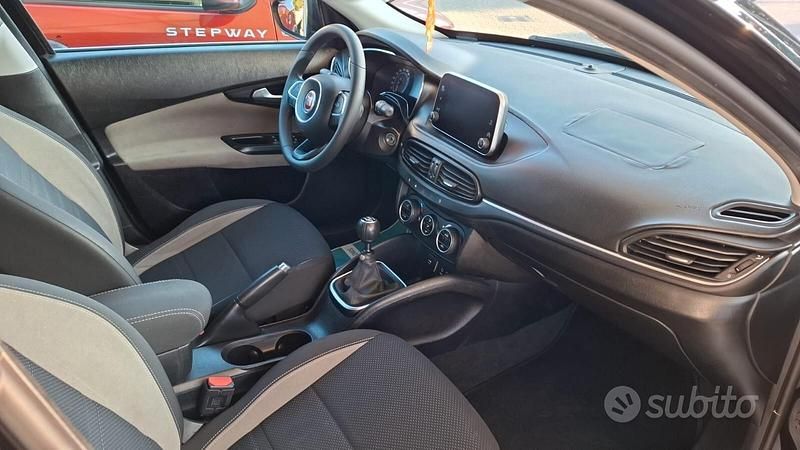Usata Fiat Tipo Lounge 120 CV (88 kW) 2016 Nero Berlina