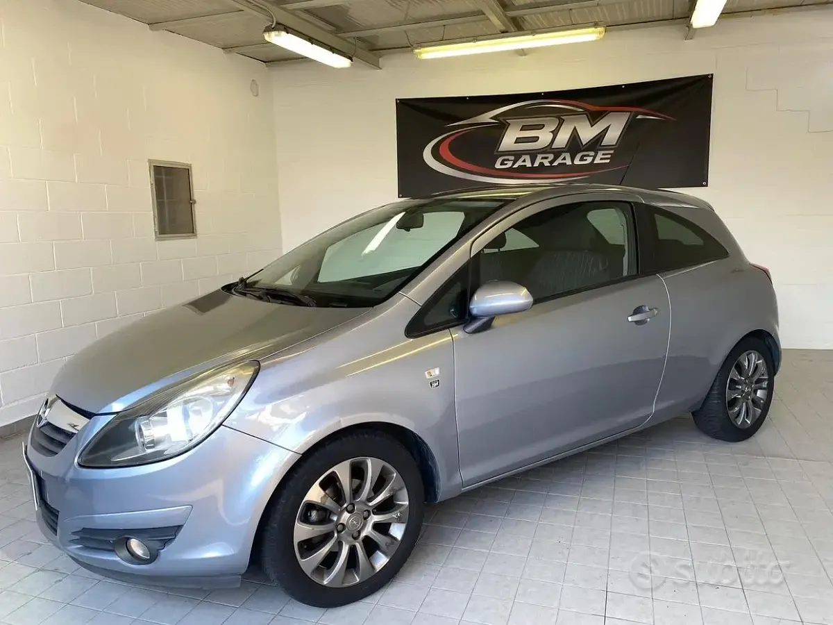 Usata Opel Corsa Edition 75 CV (55 kW) 2010 Grigio Utilitaria