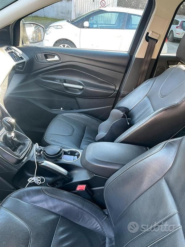Usata Ford Kuga 140 CV (102 kW) 2013 Grigio SUV