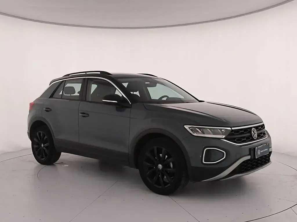 Usata VW T-Roc Life 110 CV (80 kW) 2023 Petroleum blue metallizzato nero SUV