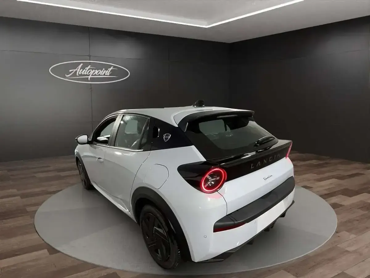 Nuova Lancia Ypsilon 101 CV (74 kW) 2025 Grigio Utilitaria
