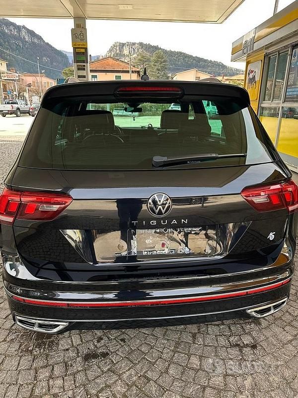 Usata VW Tiguan R-line 150 CV (110 kW) 2023 Nero SUV
