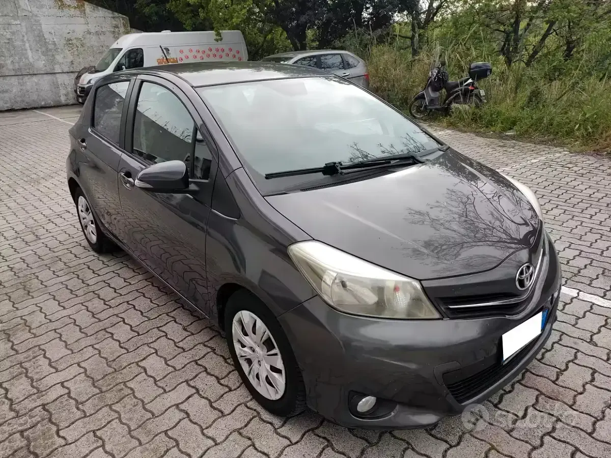 Usata Toyota Yaris 90 CV (66 kW) 2014 Grigio Utilitaria