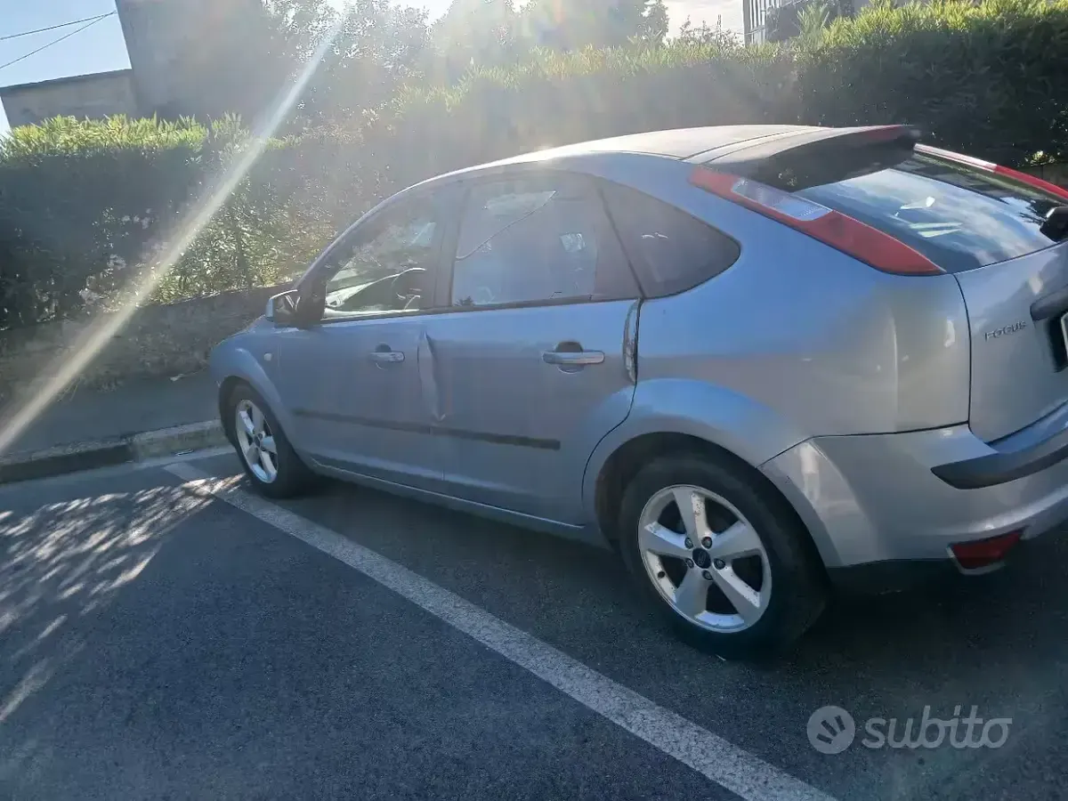 Usata Ford Focus 109 CV (80 kW) 2005 Bluazzurro Berlina
