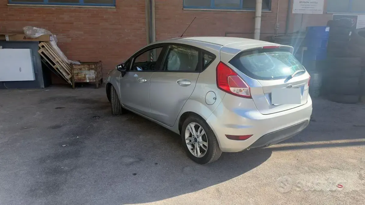 Usata Ford Fiesta 75 CV (55 kW) 2015 Grigio Utilitaria