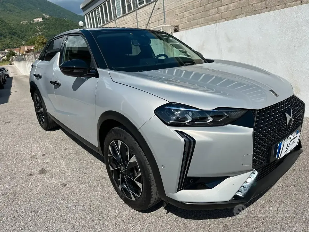 Usata DS Automobiles DS3 131 CV (96 kW) 2024 Grigio cristallo tetto nero SUV