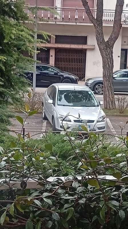 Grigio Usata 2007 Ford Focus Tre volumi | 2800 € (Buon prezzo) - Immagine 1/4