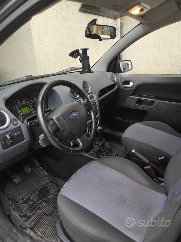 Usata Ford Fusion 80 CV (58 kW) 2007 Grigio Utilitaria