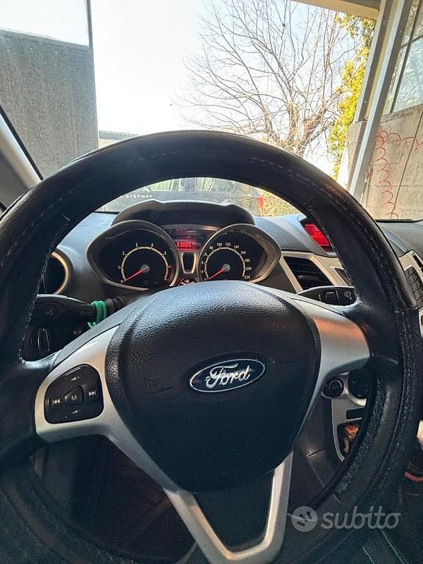 Usata Ford Fiesta 96 CV (70 kW) 2009 Bianco Utilitaria