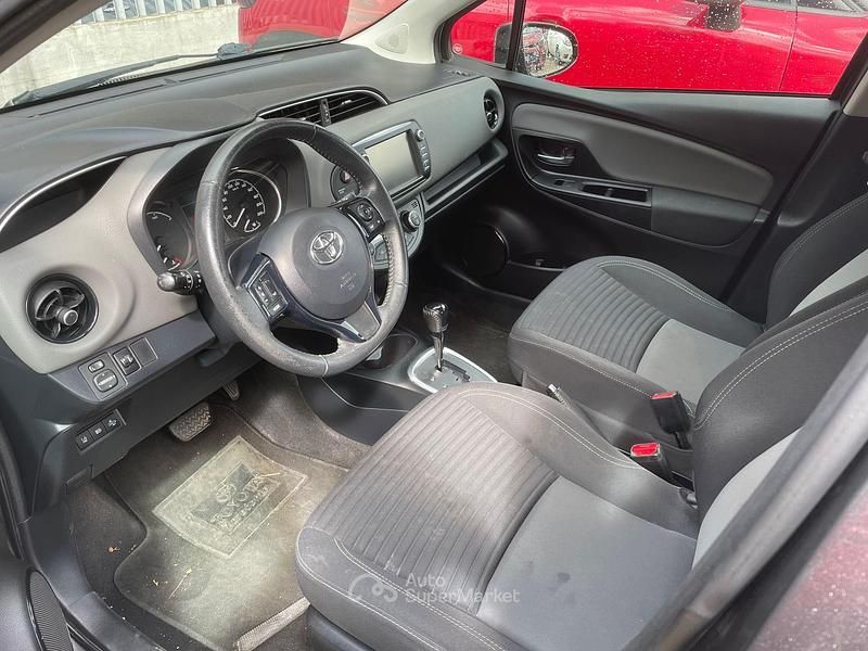 Usata Toyota Yaris 101 CV (74 kW) 2019 Gray Berlina