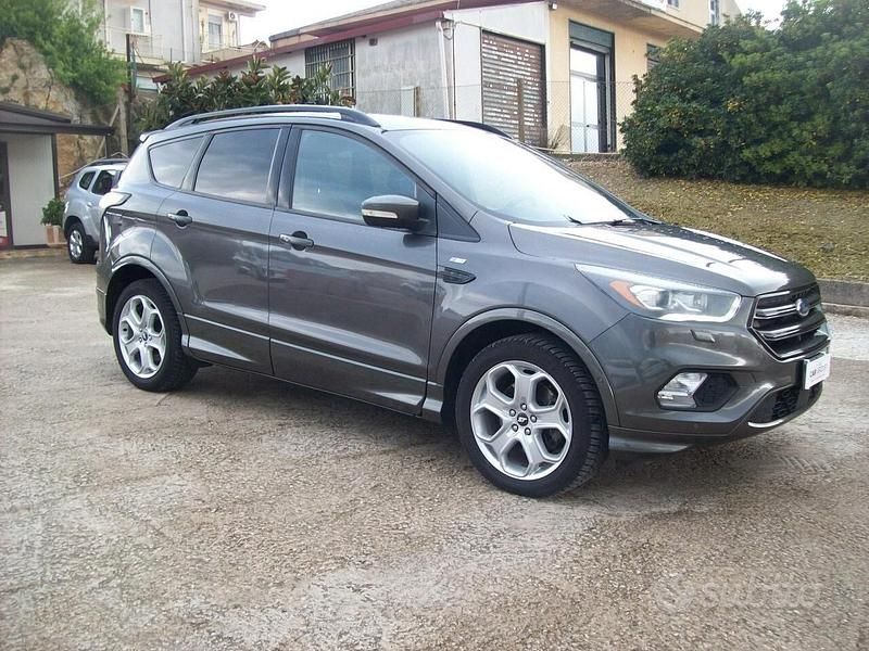 Usata Ford Kuga ST-Line 119 CV (87 kW) 2017 Grigio SUV