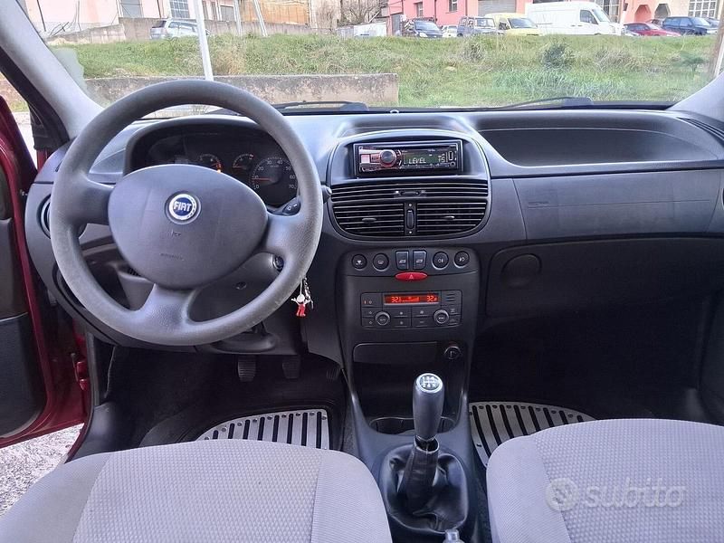Usata Fiat Punto Emotion 119 CV (87 kW) 2004 Rosso Utilitaria