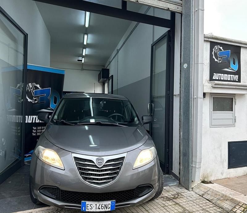Usata Lancia Ypsilon Gold 69 CV (50 kW) 2013 Grigio Utilitaria