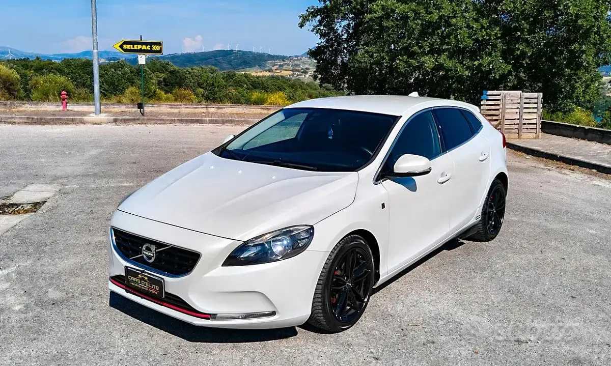 Usata Volvo V40 Ocean Race 115 CV (84 kW) 2015 Bianco Utilitaria