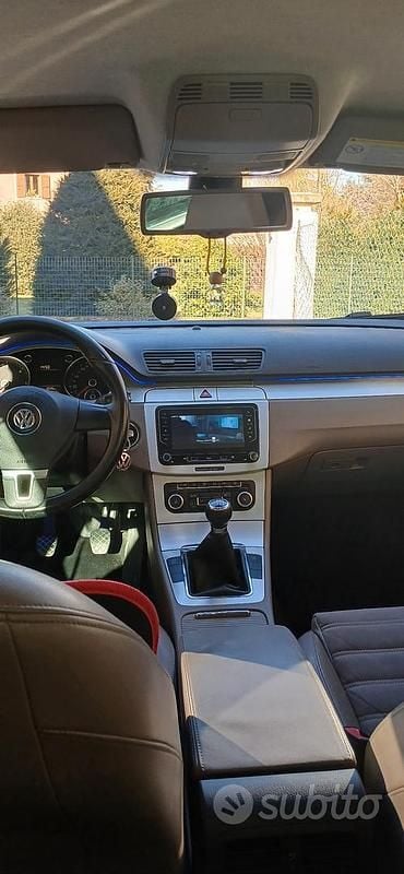 Usata VW Passat 140 CV (102 kW) 2010 Grigio Utilitaria