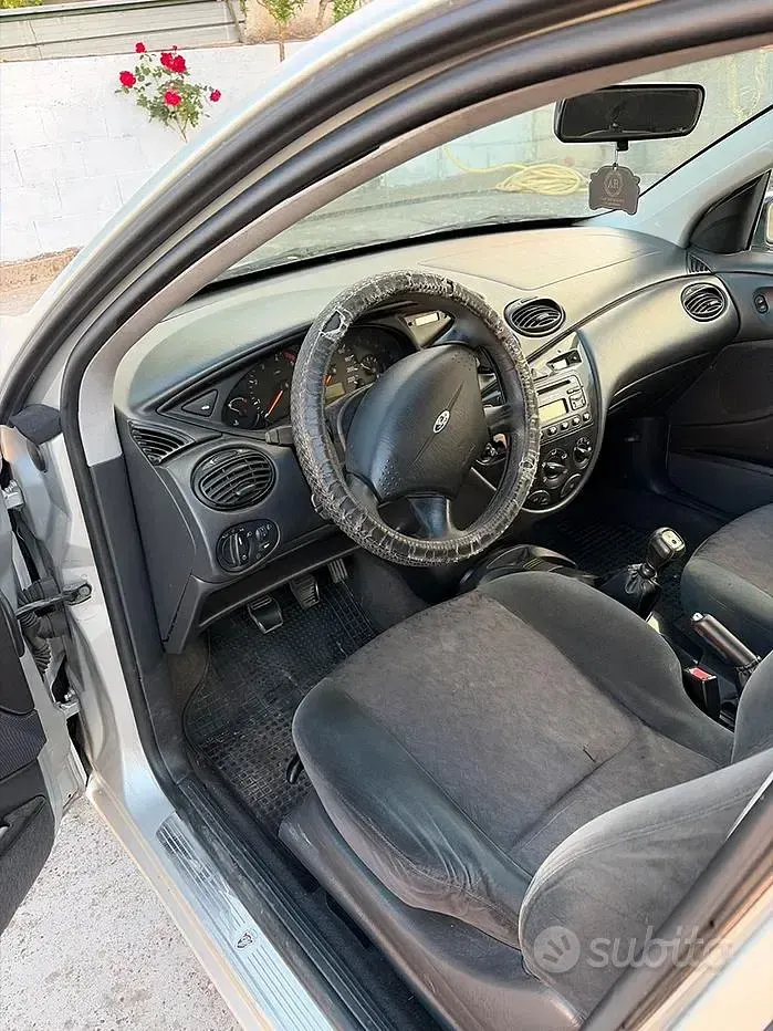 Usata Ford Focus 115 CV (84 kW) 2001 Grigio Station wagon