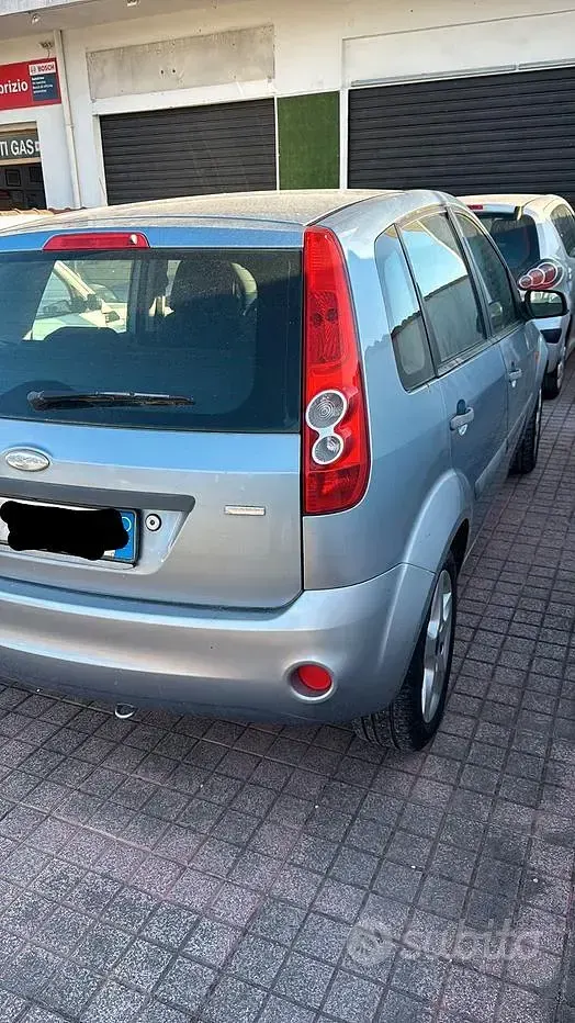 Usata Ford Fiesta Titanium 90 CV (66 kW) 2006 Grigio Utilitaria