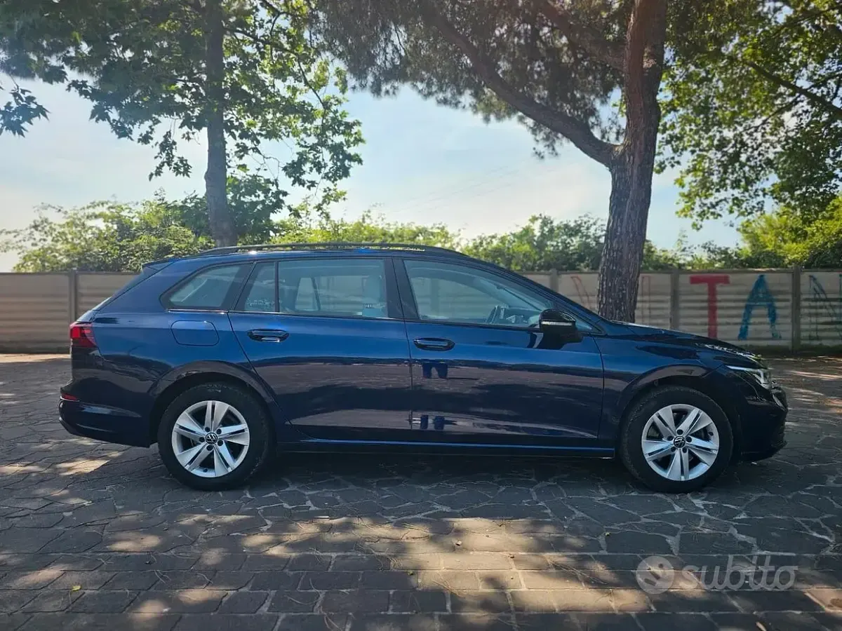 Usata VW Golf VIII Life 116 CV (85 kW) 2022 Blu Station wagon