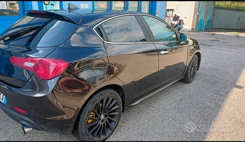 Nero Usata 2011 Alfa Romeo Giulietta Tre volumi | 3200 € - Immagine 1/4