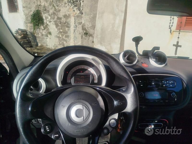 Usata Smart ForFour 64 CV (47 kW) 2017 Nero Utilitaria