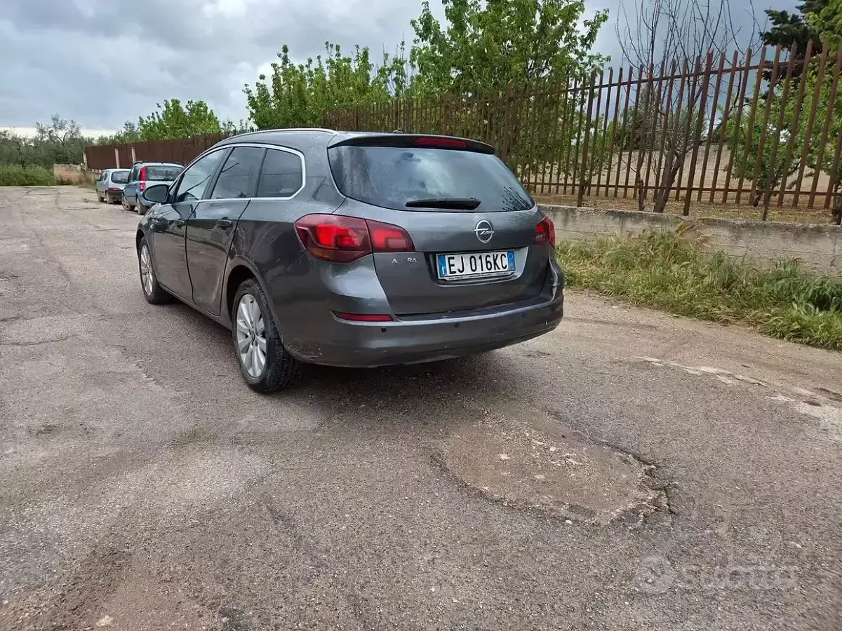 Usata Opel Astra 125 CV (91 kW) 2011 Nero Station wagon