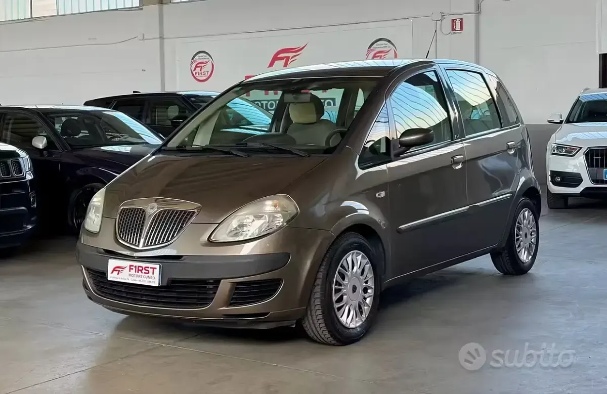 Usata Lancia Musa 95 CV (69 kW) 2005 Marrone Monovolume