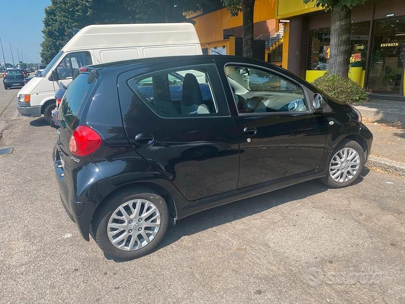 Usata Toyota Aygo 68 CV (50 kW) 2007 Nero Utilitaria