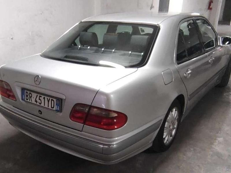 Usata Mercedes E270 Elegance 170 CV (125 kW) 2000 Grigio Berlina