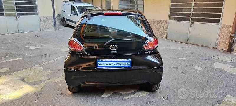 Usata Toyota Aygo Connect Style 68 CV (50 kW) 2011 Nero pastello Utilitaria