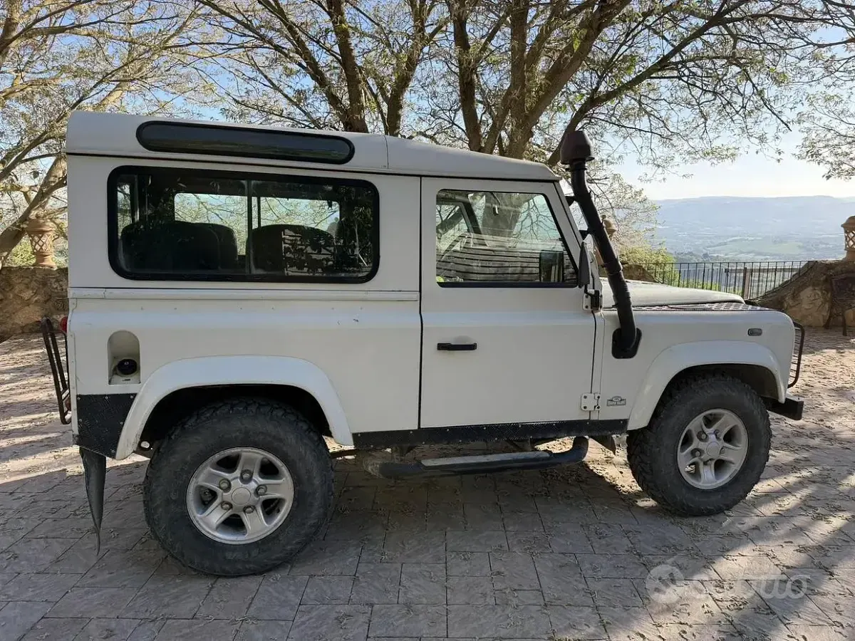 Gebraucht Land Rover Defender 122 PS (89 kW) 2005 Weiß Kombi