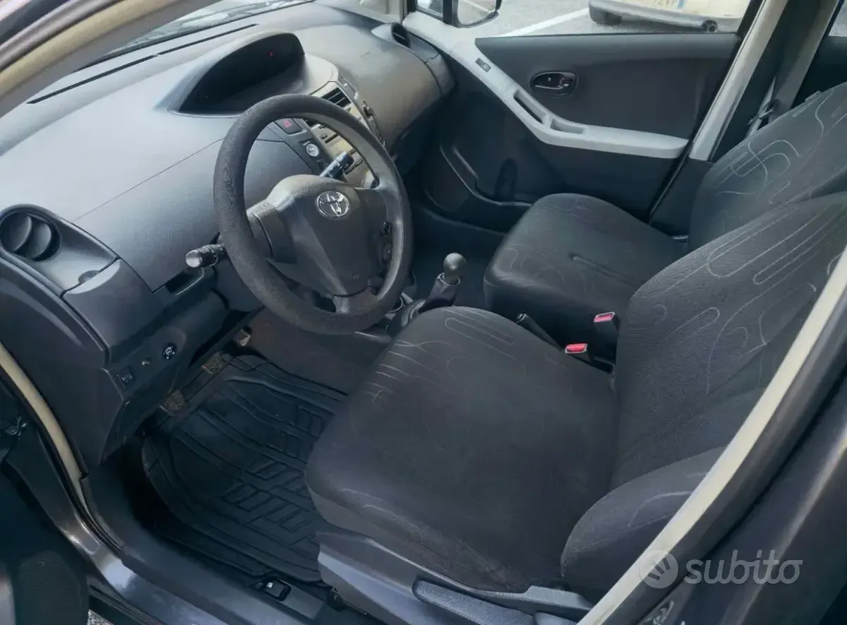 Usata Toyota Yaris 2010 Grigio Utilitaria