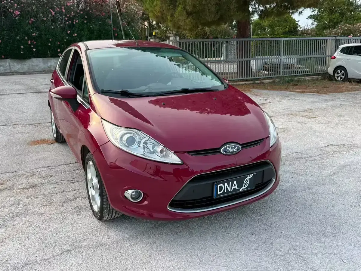 Usata Ford Fiesta 82 CV (60 kW) 2011 Rosso Berlina