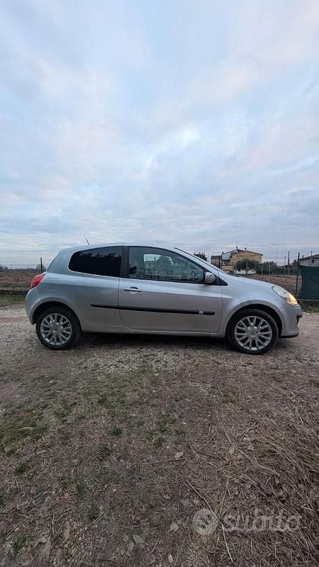 Usata Renault Clio III 100 CV (73 kW) 2008 Grigio