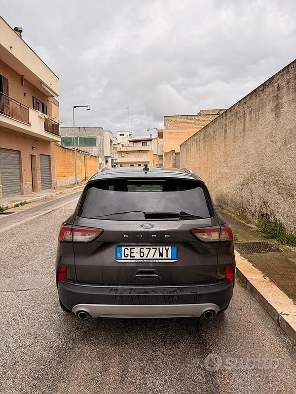 Usado Ford Kuga 120 CV (88 kW) 2021 Gris SUV