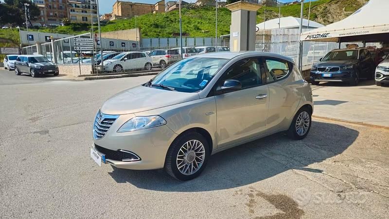 Usata Lancia Ypsilon Gold 69 CV (50 kW) 2013 Grigio Utilitaria